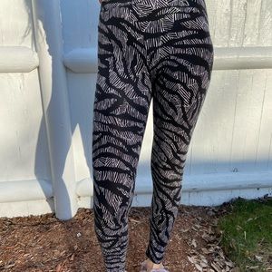 Zebra and leaf black and white pattern legging